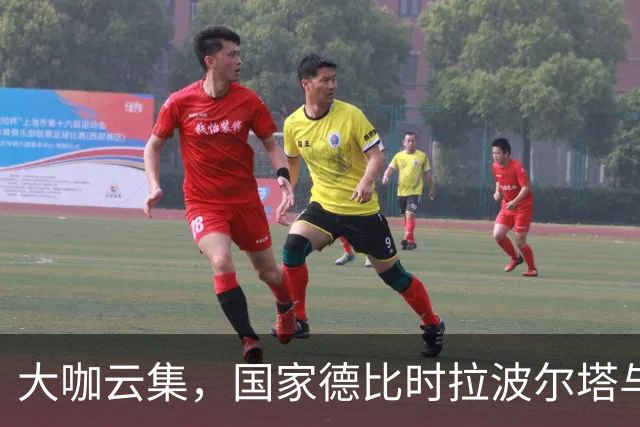 大咖云集，国家德比时拉波尔塔与多位巴萨传奇在诺坎普合影